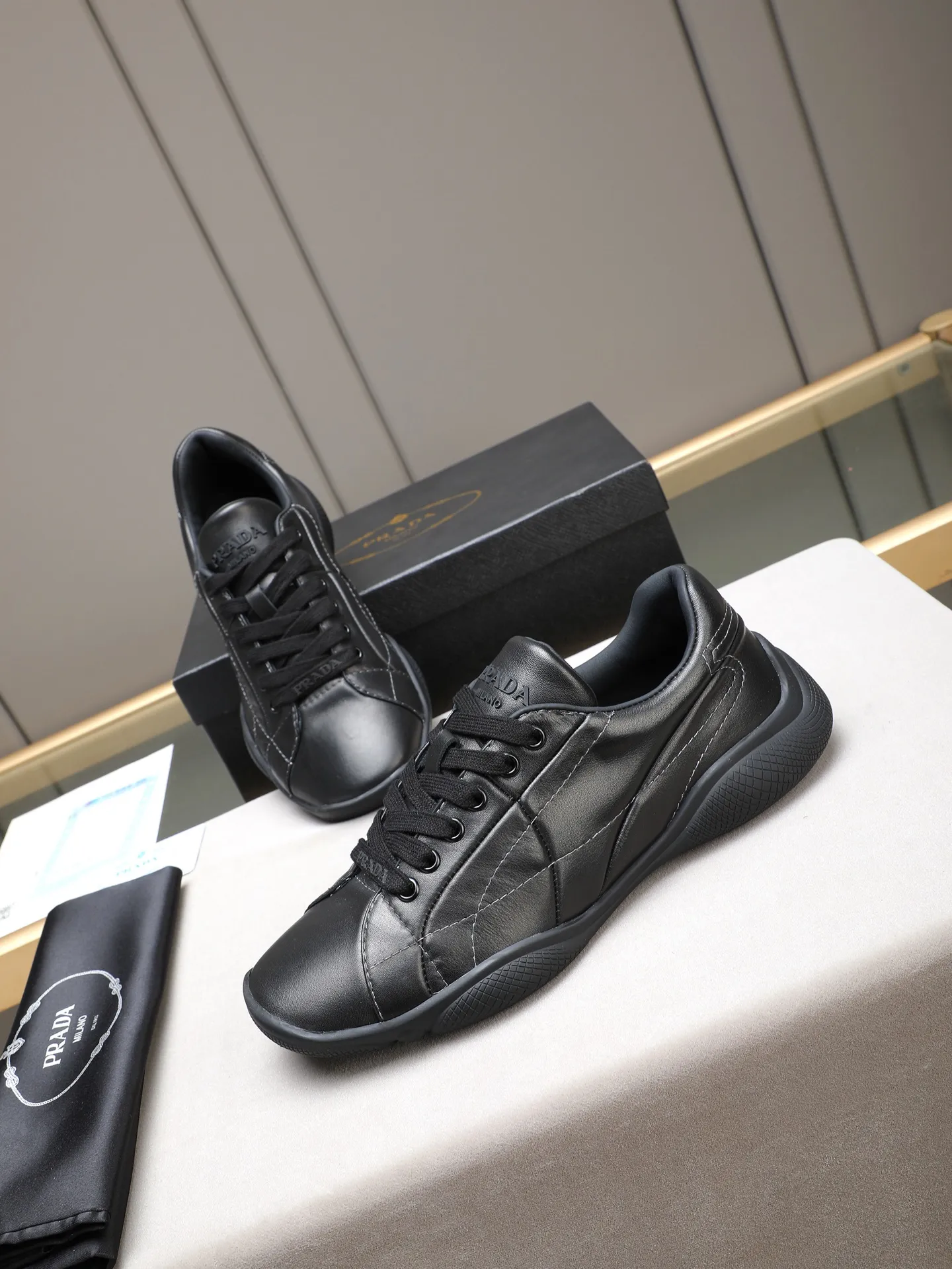 Men's Men's Shoes 💰700 Prada/Prada 1:1 men's casual shoes combine comfort with sophisticated and innovative design. The latest model features a sporty silhouette with visible topstitching that echoes the dynamic lines of the original. Inspired by driving shoes, this sneaker uses a soft and even cow upper, with a light and flexible rubber sole with a concave and convex pattern pattern, giving the sneaker a light appearance and smoothness. The upper is equipped with sports-style stitching, the tongue and laces are injection molded with Epoxy logo, sheep lining and cow foot pads, TPU ultra-light outsole, the upper foot is soft and comfortable, light and breathable! Code:38-39-40-41-42-43-44 (45 customized)